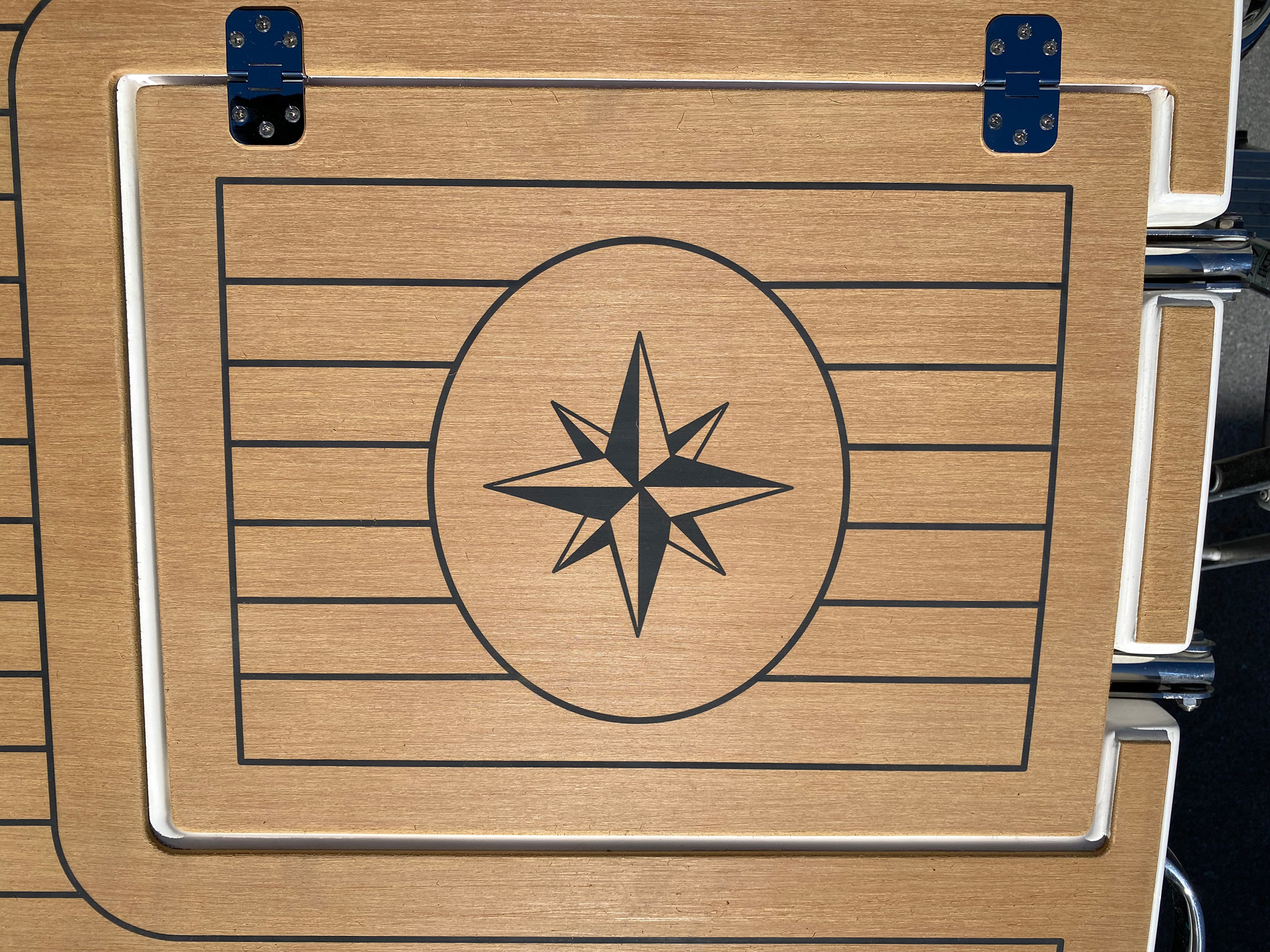 Individuelle Design-Beläge für Boote - Bodenbelag in Teakoptik