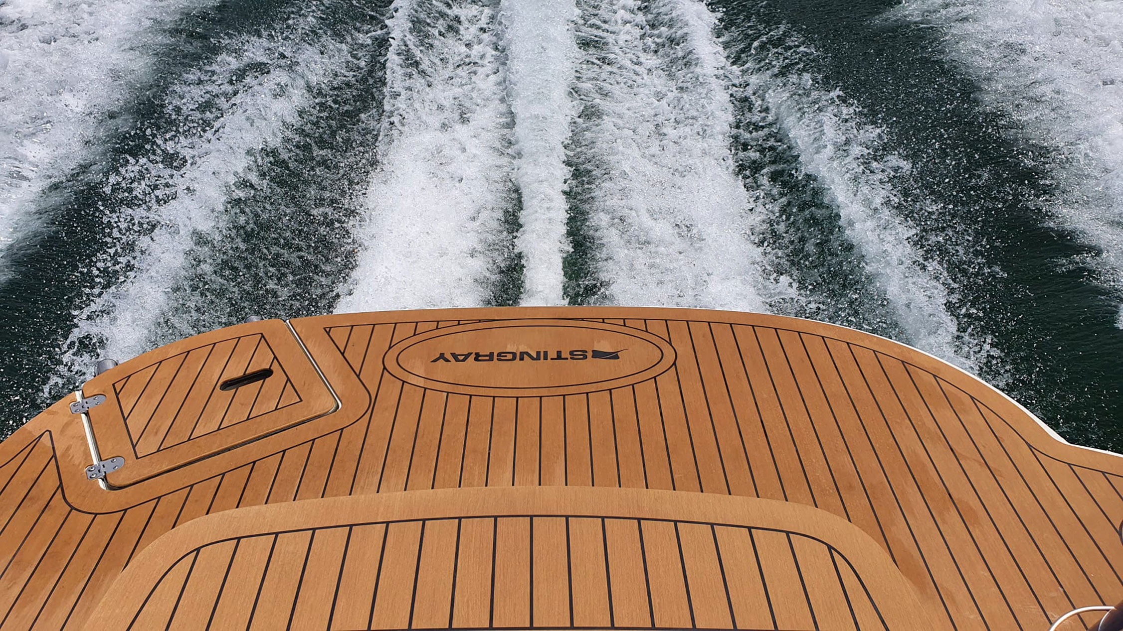 Rutschfester Decksbelag für Motorboote im Teak Holz Design