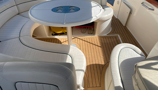 Bootsbelag in Teakdeck Optik - Zeitsparend verlegt mit Peel & Stick verfahren